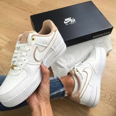 Feature shoe showcase